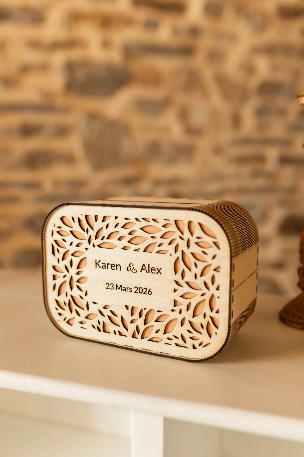 Urne de Mariage en Bois– Design Floral Ciselé personnalisable (Pêche)